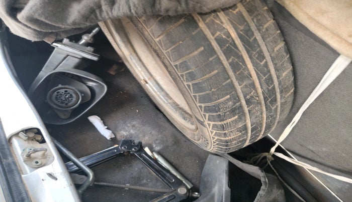 2011 Chevrolet Beat LT LPG, Petrol, Manual, 1,04,605 km, tyre