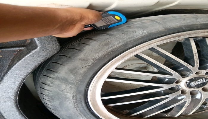 2011 Volkswagen Vento TRENDLINE DIESEL 1.6, Diesel, Manual, 1,23,291 km, tyre