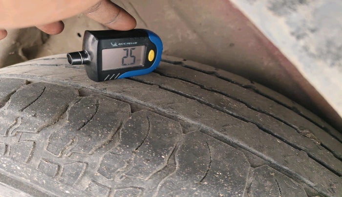 2015 Mahindra XUV500 W10, Diesel, Manual, 1,12,843 km, tyre