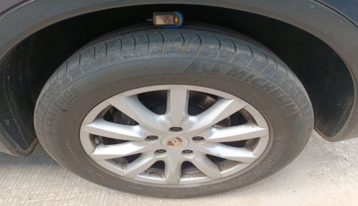 2014 Porsche Cayenne DIESEL, Diesel, Automatic, 1,07,553 km, tyre