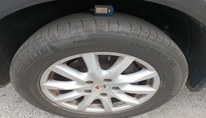 2014 Porsche Cayenne DIESEL, Diesel, Automatic, 1,07,553 km, tyre