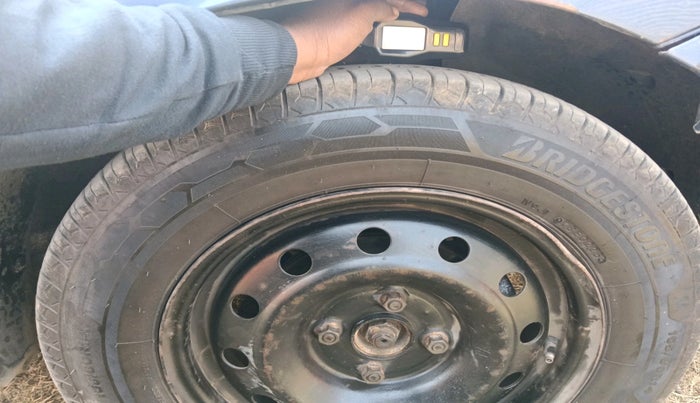 2017 Maruti Dzire VDI, Diesel, Manual, 79,211 km, tyre