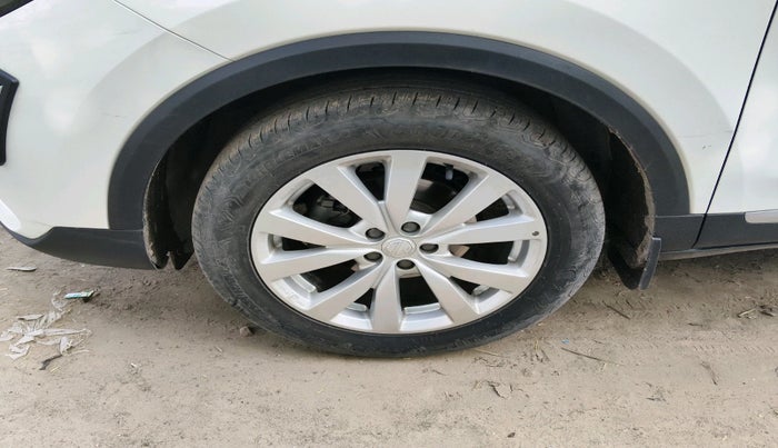 2023 MG ASTOR SUPER 1.5 MT, Petrol, Manual, 16,228 km, tyre