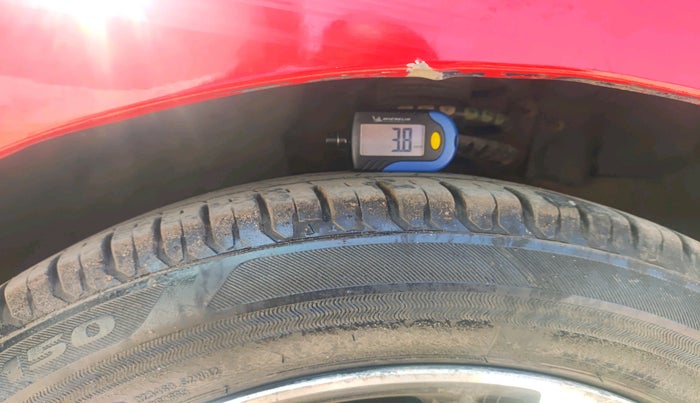 2013 Volkswagen Polo COMFORTLINE 1.2L, Diesel, Manual, 1,00,850 km, tyre