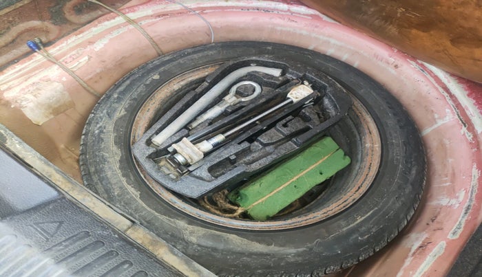 2013 Volkswagen Polo COMFORTLINE 1.2L, Diesel, Manual, 1,00,850 km, tyre