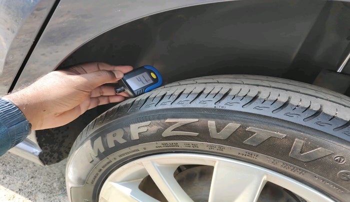 2015 Volkswagen Polo HIGHLINE1.2L, Petrol, Manual, 1,15,317 km, tyre