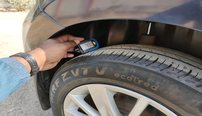 2015 Volkswagen Polo HIGHLINE1.2L, Petrol, Manual, 1,15,317 km, tyre