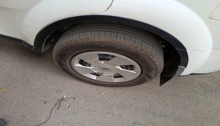 2017 Mahindra XUV500 W6 AT, Diesel, Automatic, 2,27,185 km, tyre