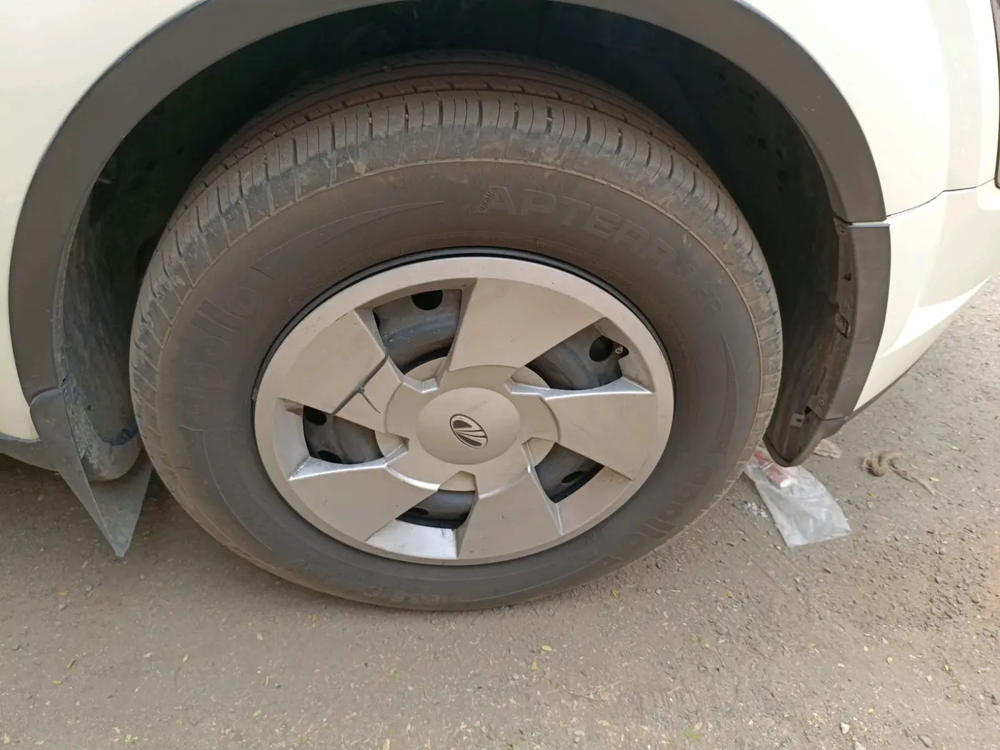2017 Mahindra XUV500 W6 AT, Diesel, Automatic, 2,27,185 km, tyre