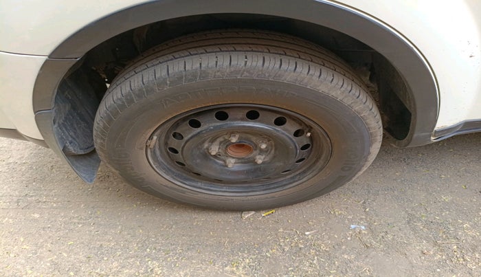 2017 Mahindra XUV500 W6 AT, Diesel, Automatic, 2,27,185 km, tyre