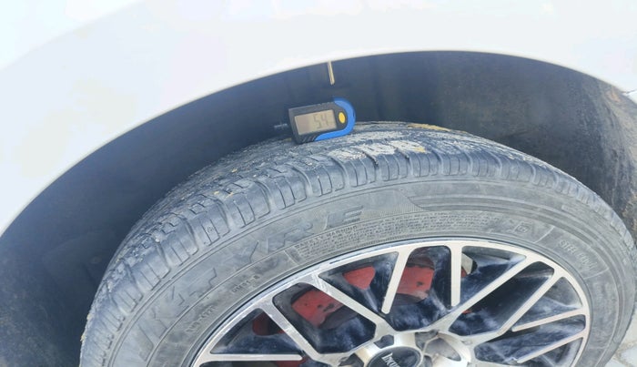 2014 Skoda Rapid 1.5 TDI CR ELEGANCE, Diesel, Manual, 1,64,118 km, tyre