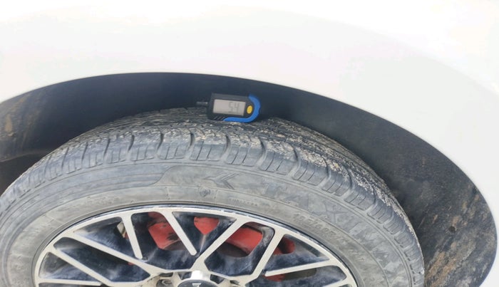 2014 Skoda Rapid 1.5 TDI CR ELEGANCE, Diesel, Manual, 1,64,118 km, tyre