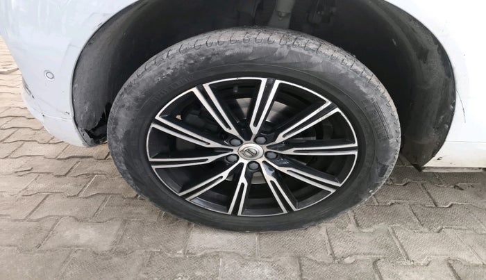 2018 Volvo XC 60 D5 INSCRIPTION, Diesel, Automatic, 2,57,641 km, tyre