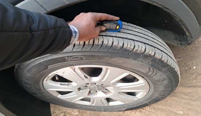 2013 Audi Q3 2.0 QUATTRO TDI AT, Diesel, Automatic, 1,16,254 km, tyre