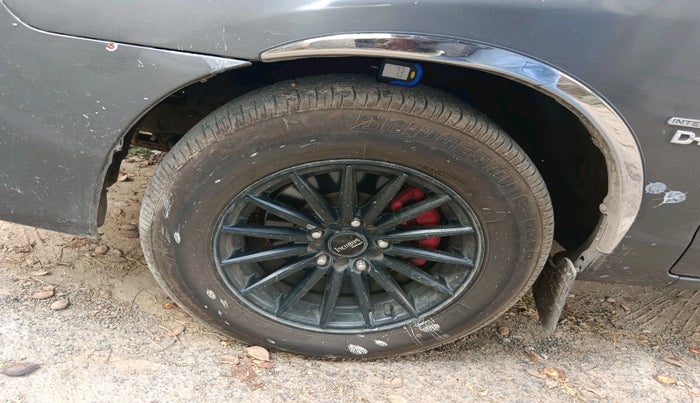 2011 Toyota Innova 2.5 G4 7 STR, Diesel, Manual, 1,41,374 km, tyre