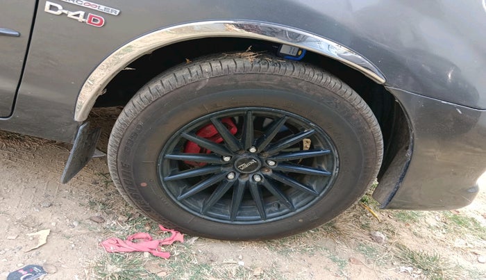 2011 Toyota Innova 2.5 G4 7 STR, Diesel, Manual, 1,41,374 km, tyre