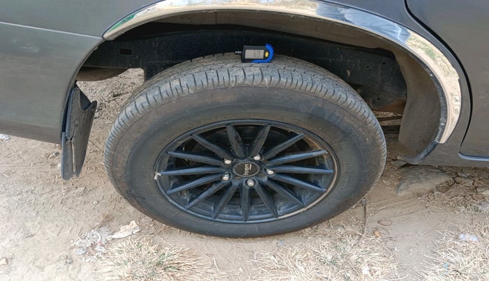 2011 Toyota Innova 2.5 G4 7 STR, Diesel, Manual, 1,41,374 km, tyre