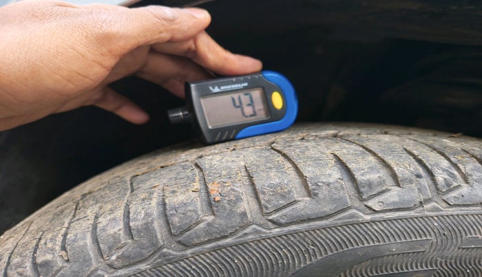 2011 Fiat Linea ACTIVE 1.4 L, Petrol, Manual, 76,177 km, tyre