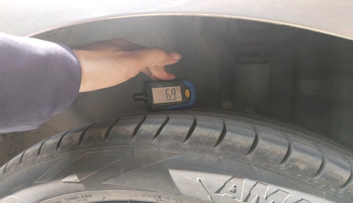 2016 Volkswagen Vento HIGHLINE 1.6 MPI, Petrol, Manual, 1,43,291 km, tyre