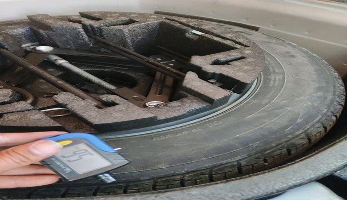 2016 Volkswagen Vento HIGHLINE 1.6 MPI, Petrol, Manual, 1,43,291 km, tyre