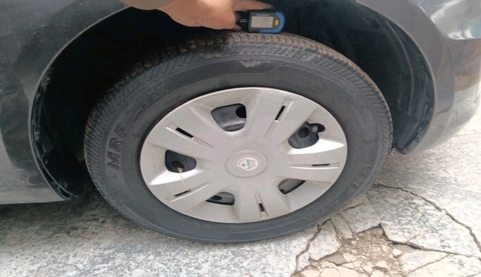 2015 Maruti Swift VXI, Petrol, Manual, 44,851 km, tyre