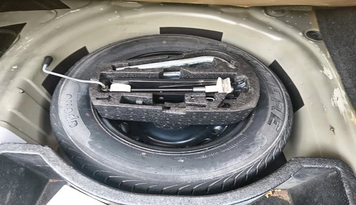 2013 Volkswagen Vento HIGHLINE DIESEL 1.6, Diesel, Manual, 86,376 km, tyre