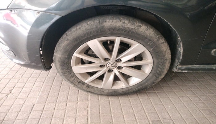 2015 Volkswagen Polo HIGHLINE1.5L, Diesel, Manual, 1,51,336 km, tyre