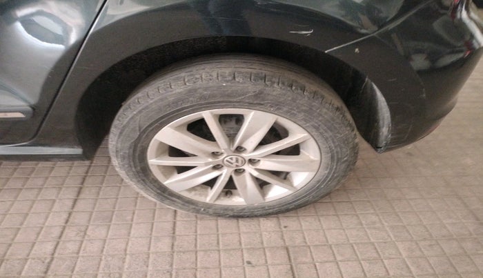 2015 Volkswagen Polo HIGHLINE1.5L, Diesel, Manual, 1,51,336 km, tyre