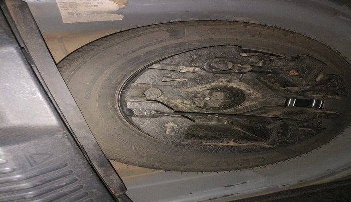 2015 Volkswagen Polo HIGHLINE1.5L, Diesel, Manual, 1,51,336 km, tyre