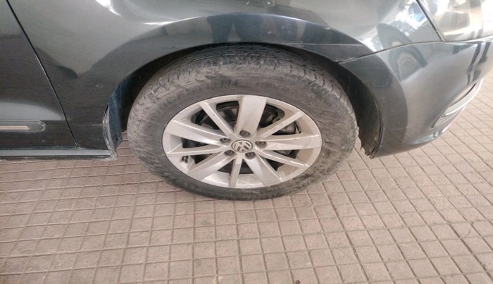 2015 Volkswagen Polo HIGHLINE1.5L, Diesel, Manual, 1,51,336 km, tyre