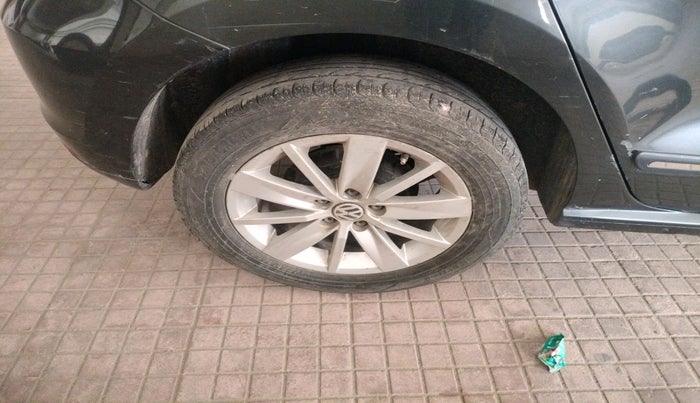 2015 Volkswagen Polo HIGHLINE1.5L, Diesel, Manual, 1,51,336 km, tyre