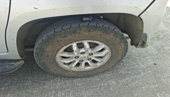 2017 Mahindra TUV300 T8 AMT, Diesel, Automatic, 1,43,431 km, tyre