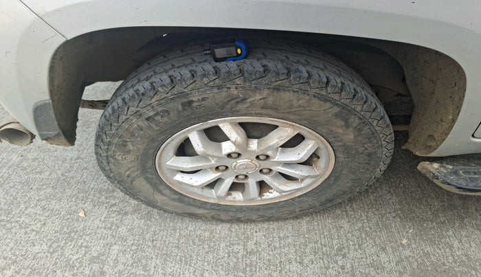 2017 Mahindra TUV300 T8 AMT, Diesel, Automatic, 1,43,431 km, tyre