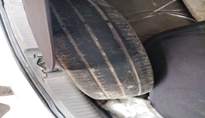 2011 Hyundai i10 ERA 1.1, Petrol, Manual, 1,20,355 km, tyre