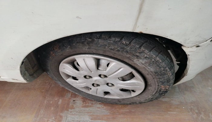 2011 Hyundai i10 ERA 1.1, Petrol, Manual, 1,20,355 km, tyre