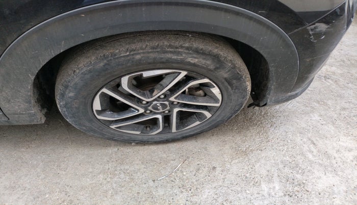 2023 KIA CARENS LUXURY PLUS 1.5 PETROL DCT 7 STR, Petrol, Automatic, 36,290 km, tyre