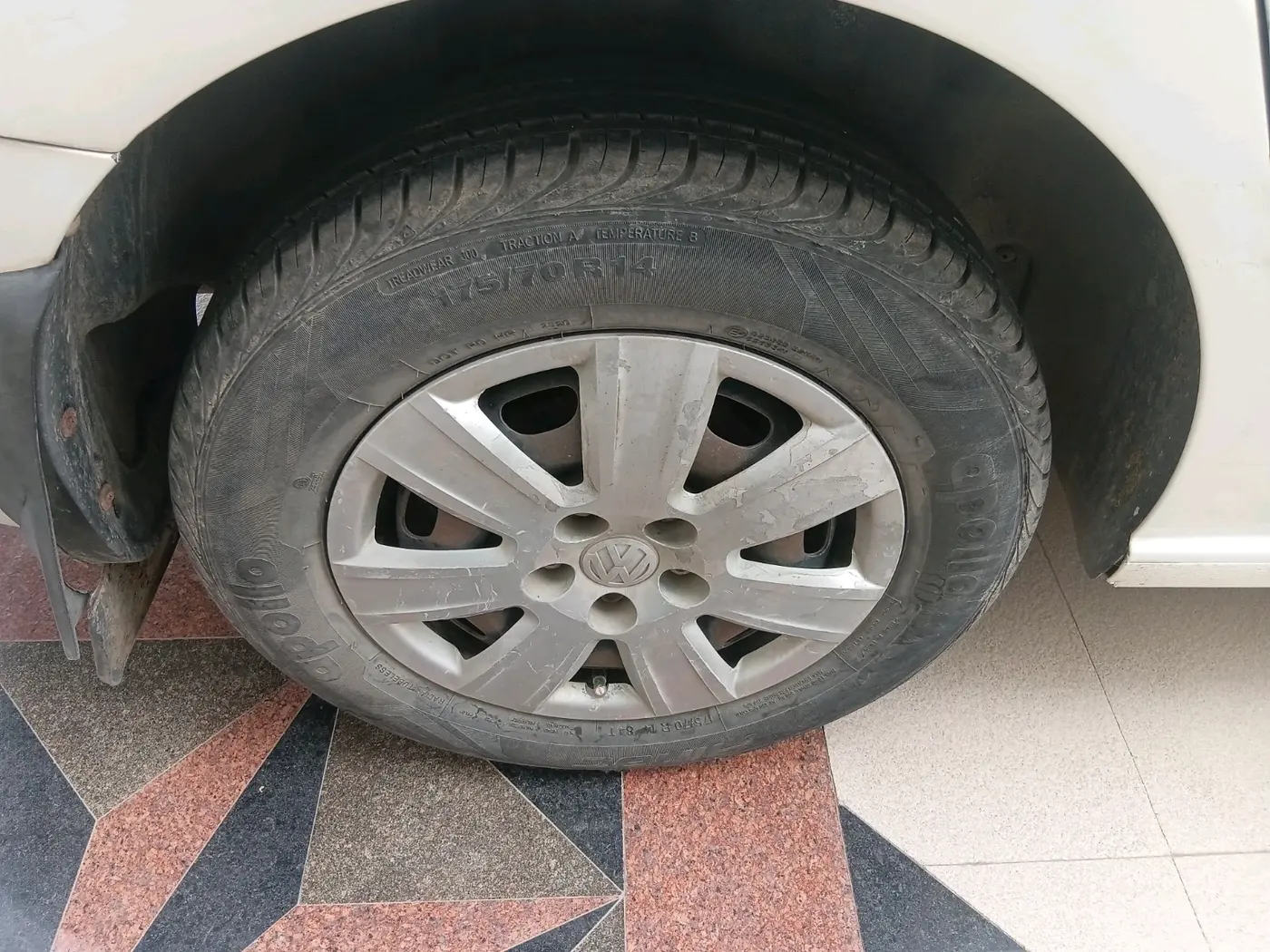 2011 Volkswagen Vento TRENDLINE DIESEL 1.6, Diesel, Manual, 68,120 km, tyre