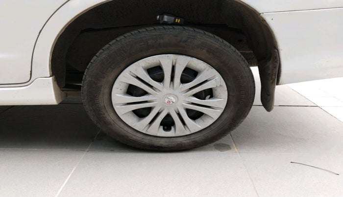 2014 Toyota Innova 2.5 GX 8 STR, Diesel, Manual, 1,64,692 km, tyre