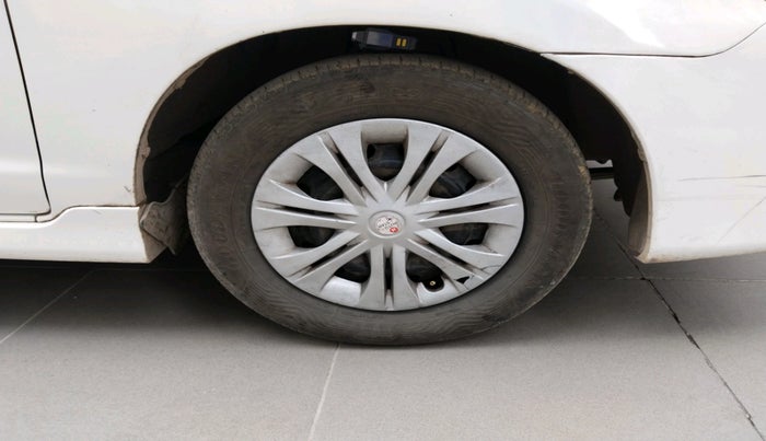 2014 Toyota Innova 2.5 GX 8 STR, Diesel, Manual, 1,64,692 km, tyre