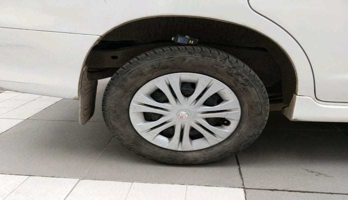 2014 Toyota Innova 2.5 GX 8 STR, Diesel, Manual, 1,64,692 km, tyre