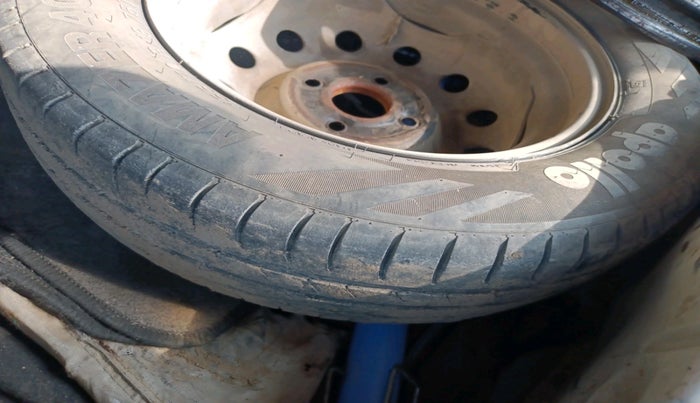 2012 Hyundai Eon ERA, Petrol, Manual, 1,27,216 km, tyre