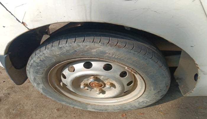 2012 Hyundai Eon ERA, Petrol, Manual, 1,27,216 km, tyre