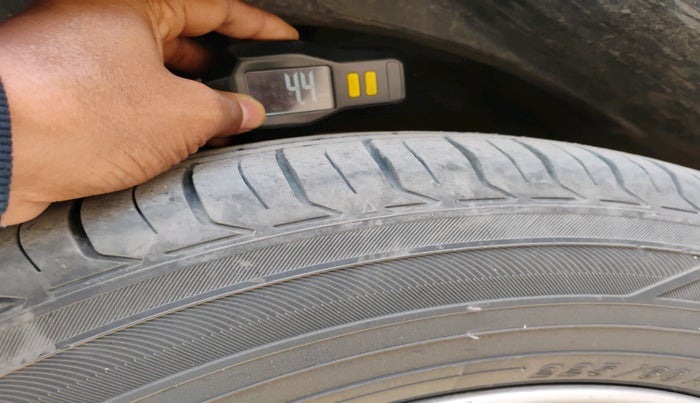 2018 Jeep Compass LONGITUDE (O) 2.0 DIESEL, Diesel, Manual, 2,13,476 km, tyre