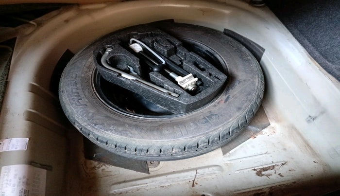 2014 Volkswagen Vento HIGHLINE DIESEL 1.6, Diesel, Manual, 1,84,455 km, tyre