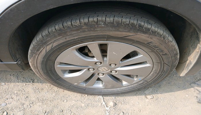 2016 Maruti S Cross ALPHA 1.6, Diesel, Manual, 1,84,584 km, tyre