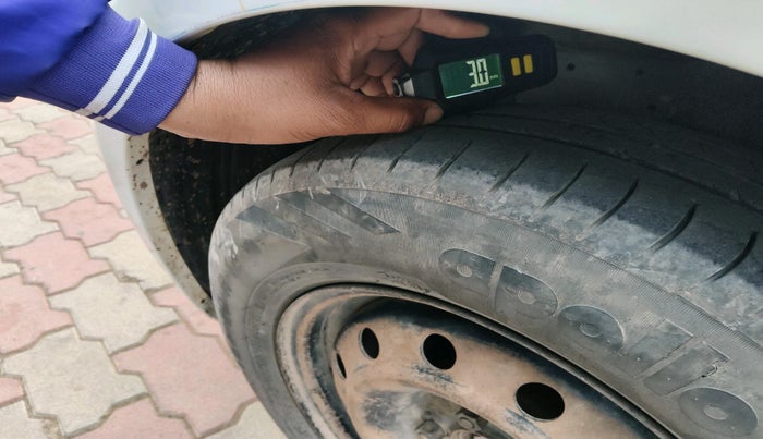 2017 Maruti Swift VXI, Petrol, Manual, 1,15,272 km, tyre