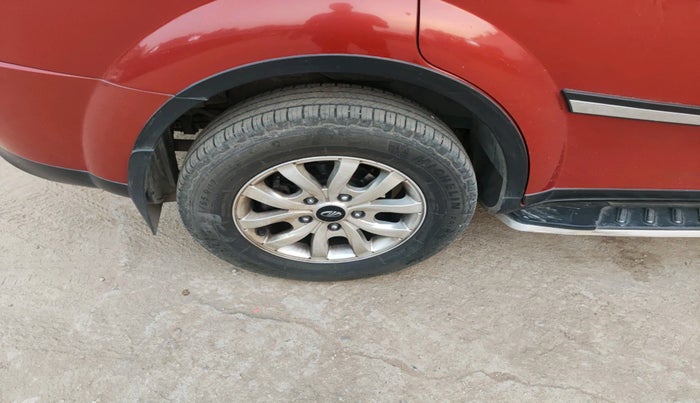 2016 Mahindra XUV500 W10 AT, Diesel, Automatic, 64,415 km, tyre