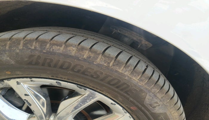 2020 KIA CARNIVAL LIMOUSINE 2.2 7 STR, Diesel, Automatic, 1,13,055 km, tyre