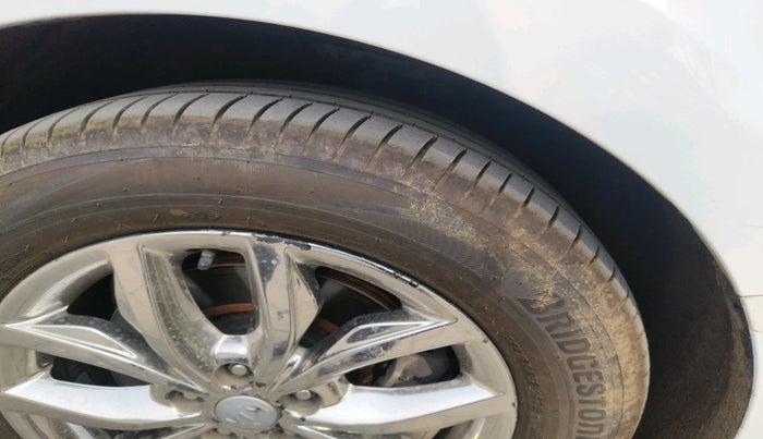 2020 KIA CARNIVAL LIMOUSINE 2.2 7 STR, Diesel, Automatic, 1,13,055 km, tyre