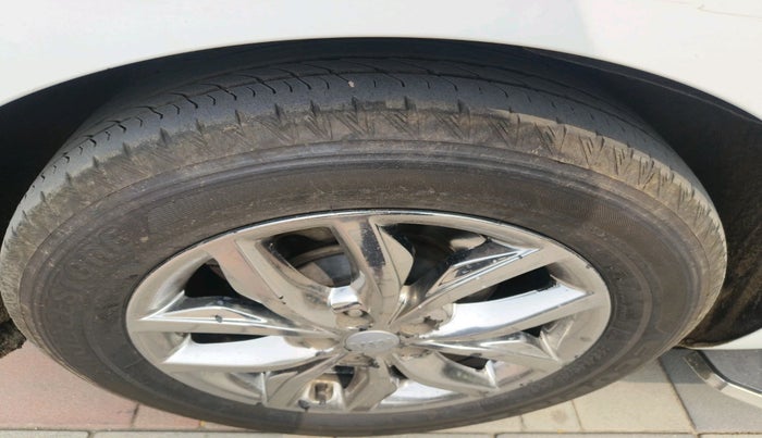 2020 KIA CARNIVAL LIMOUSINE 2.2 7 STR, Diesel, Automatic, 1,13,055 km, tyre